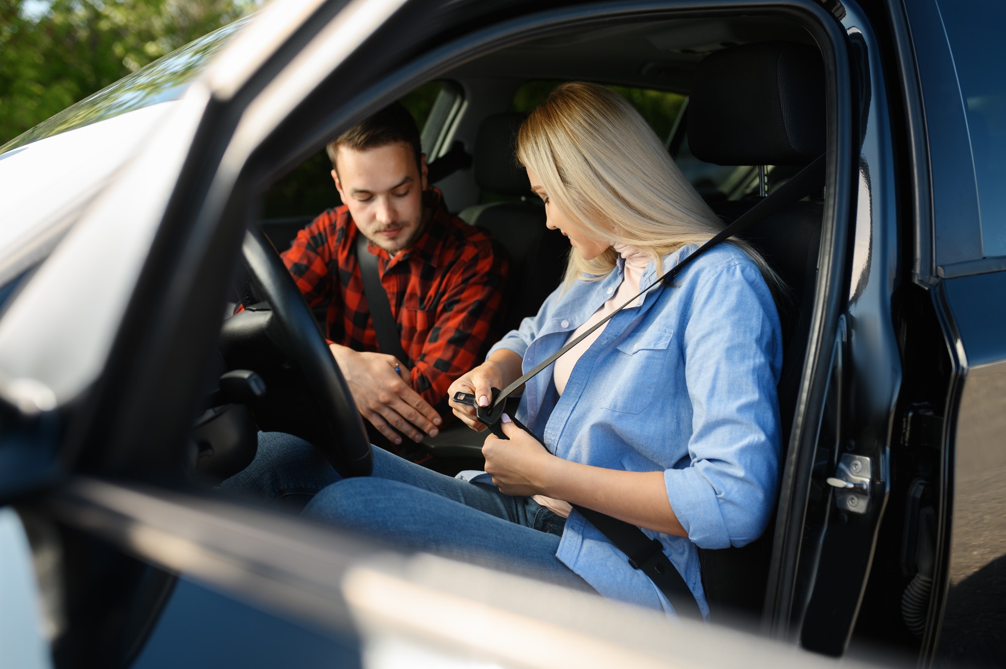 student-fastens-seat-belt-in-car-driving-school-1.jpg